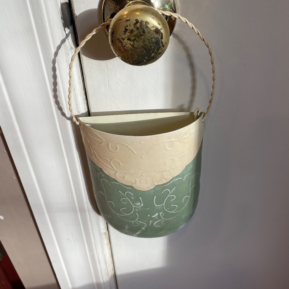 Vintage metal wall hanging basket - Picture 4 of 5